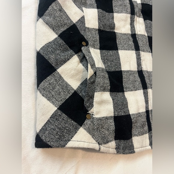 Maurices Women’s Black and White Plaid Quilted Vest with Pockets Size Large - Picture 2 of 15